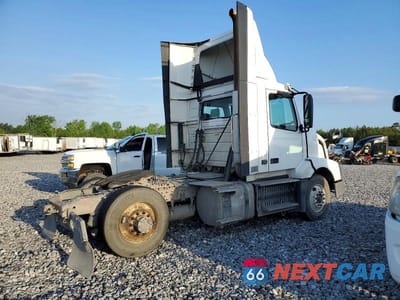 Czwarte zdjęcie samochodu z boku: 2017 VOLVO VNL SEMI TRUCK VIN:4V4N39TG9HN988134 - miniatura