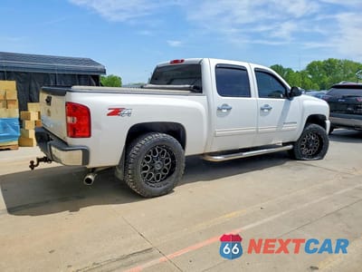 Trzecie zdjęcie samochodu z tyłu: 2011 CHEVROLET SILVERADO K1500 LT VIN:3GCPKSE30BG376980 - miniatura