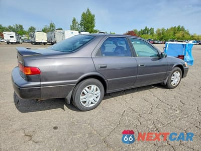 Trzecie zdjęcie samochodu z tyłu: 2000 TOYOTA CAMRY LE VIN:JT2BG28K9Y0426621 - miniatura