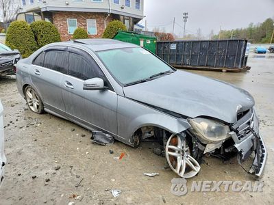 Czwarte zdjęcie samochodu z boku: 2014 MERCEDES-BENZ C 300 4MATIC VIN:WDDGF8AB5ER311217 - miniatura