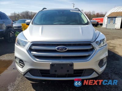 Piąte zdjęcie samochodu w środku: 2018 FORD ESCAPE SE VIN:1FMCU9GD8JUC88788 - miniatura