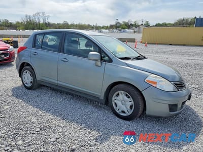 Czwarte zdjęcie samochodu z boku: 2010 NISSAN VERSA 1.8 S VIN:3N1BC1CP7AL415192 - miniatura