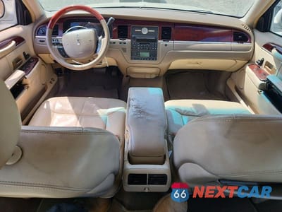 Zdjęcie 8 z 12 samochodu: 2005 LINCOLN TOWN CAR SIGNATURE LONG WHEELBASE VIN:1LNHM85W05Y608012 - miniatura