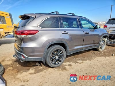 Trzecie zdjęcie samochodu z tyłu: 2019 TOYOTA HIGHLANDER SE VIN:5TDJZRFH0KS727540 - miniatura