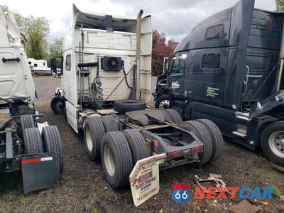 Trzecie zdjęcie samochodu z tyłu: 2015 VOLVO VNL SEMI TRUCK VIN:4V4NC9EH5FN911604 - miniatura