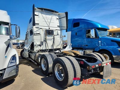 Trzecie zdjęcie samochodu z tyłu: 2025 VOLVO VNL SEMI TRUCK VIN:4V4NC9EH1SN658128 - miniatura