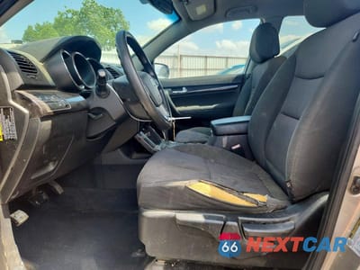 Zdjęcie 7 z 14 samochodu: 2012 KIA SORENTO LX VIN:5XYKT3A18CG303230 - miniatura
