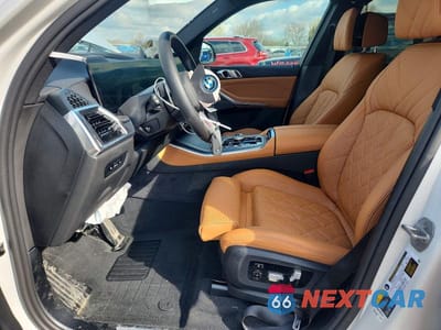 Zdjęcie 7 z 12 samochodu: 2026 BMW X5 XDRIVE50E VIN:5UX43EU08T9208142 - miniatura