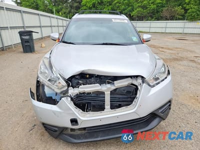 Piąte zdjęcie samochodu w środku: 2018 NISSAN KICKS SV VIN:3N1CP5CU0JL526382 - miniatura