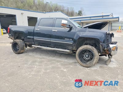 Czwarte zdjęcie samochodu z boku: 2019 CHEVROLET SILVERADO K2500 HEAVY DUTY LTZ VIN:1GC1KTEYXKF180859 - miniatura