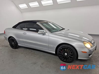 Czwarte zdjęcie samochodu z boku: 2007 MERCEDES-BENZ CLK 350 VIN:WDBTK56F77F209239 - miniatura