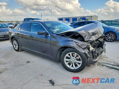 Czwarte zdjęcie samochodu z boku: 2015 CHRYSLER 300 LIMITED VIN:2C3CCAAG0FH749279 - miniatura