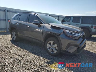 Czwarte zdjęcie samochodu z boku: 2025 TOYOTA RAV4 LE VIN:JTMMWRFV2SD339796 - miniatura