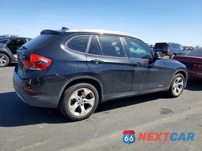 Trzecie zdjęcie samochodu z tyłu: 2015 BMW X1 SDRIVE28I VIN:WBAVM1C53FVZ93980 - miniatura