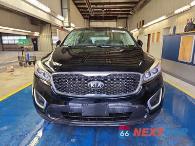 Piąte zdjęcie samochodu w środku: 2017 KIA SORENTO LX V6 VIN:5XYPGDA54HG210473 - miniatura