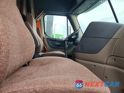Piąte zdjęcie samochodu w środku: 2013 FREIGHTLINER CASCADIA SEMI TRUCK VIN:1FUJGLDRXDLBX8153 - miniatura