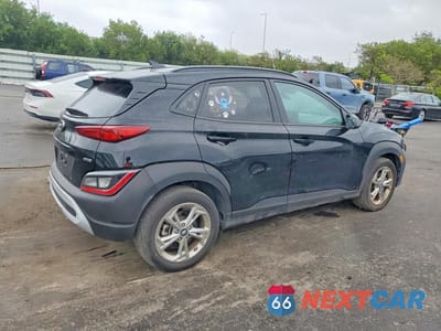 Trzecie zdjęcie samochodu z tyłu: 2023 HYUNDAI KONA SEL VIN:KM8K6CAB4PU986981 - miniatura