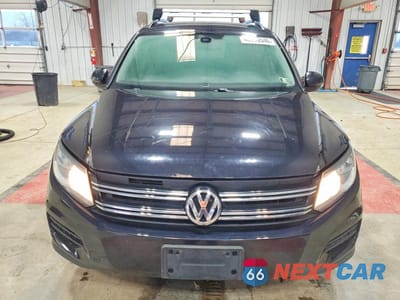 Piąte zdjęcie samochodu w środku: 2016 VOLKSWAGEN TIGUAN S VIN:WVGBV7AX9GW549715 - miniatura