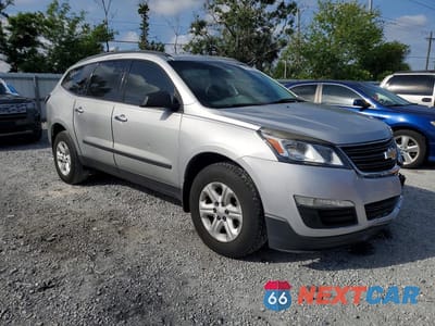 Czwarte zdjęcie samochodu z boku: 2017 CHEVROLET TRAVERSE LS VIN:1GNKRFED0HJ181062 - miniatura