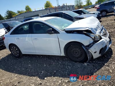 Czwarte zdjęcie samochodu z boku: 2015 CHEVROLET CRUZE LS VIN:1G1PA5SG2F7290849 - miniatura