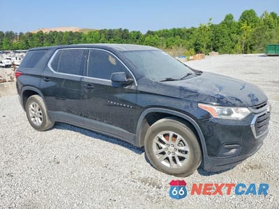 Czwarte zdjęcie samochodu z boku: 2018 CHEVROLET TRAVERSE LS VIN:1GNEVFKW0JJ108391 - miniatura