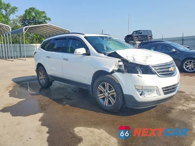 Czwarte zdjęcie samochodu z boku: 2017 CHEVROLET TRAVERSE LT VIN:1GNKRHKD6HJ164105 - miniatura