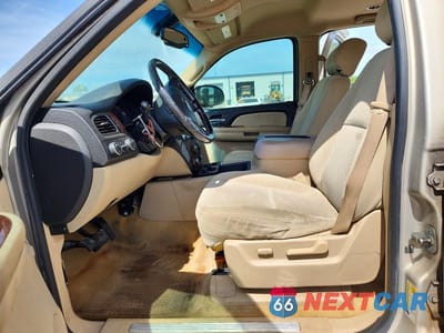 Zdjęcie 7 z 13 samochodu: 2007 CHEVROLET SUBURBAN VIN:1GNFK163X7J296135 - miniatura