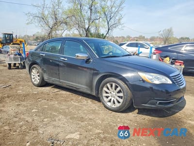 Czwarte zdjęcie samochodu z boku: 2014 CHRYSLER 200 LIMITED VIN:1C3CCBCGXEN180370 - miniatura