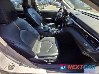 Piąte zdjęcie samochodu w środku: 2020 TOYOTA CAMRY XLE VIN:4T1F11AK5LU301353 - miniatura