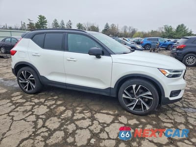 Czwarte zdjęcie samochodu z boku: 2021 VOLVO XC40 T5 R-DESIGN VIN:YV4162UM6M2468172 - miniatura
