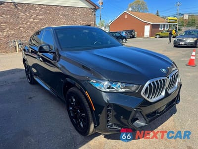 Czwarte zdjęcie samochodu z boku: 2024 BMW X6 XDRIVE40I VIN:5UX33EX08R9T65489 - miniatura