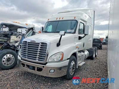 Drugie zdjęcie samochodu z przodu: 2018 FREIGHTLINER CASCADIA 125 SEMI TRUCK VIN:1FUJGLDV8JLKC7089 - miniatura