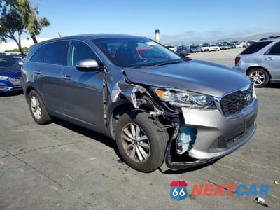 Czwarte zdjęcie samochodu z boku: 2019 KIA SORENTO LX VIN:5XYPG4A39KG557237 - miniatura