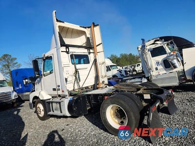 Trzecie zdjęcie samochodu z tyłu: 2017 VOLVO VNL SEMI TRUCK VIN:4V4N39TG5HN988082 - miniatura