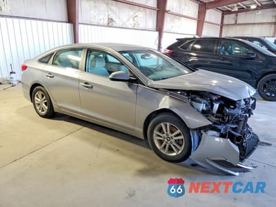 Czwarte zdjęcie samochodu z boku: 2017 HYUNDAI SONATA SE VIN:5NPE24AF1HH499237 - miniatura