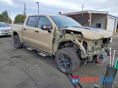 Czwarte zdjęcie samochodu z boku: 2022 CHEVROLET SILVERADO K1500 LT TRAIL BOSS VIN:3GCUDFET9NG598734 - miniatura