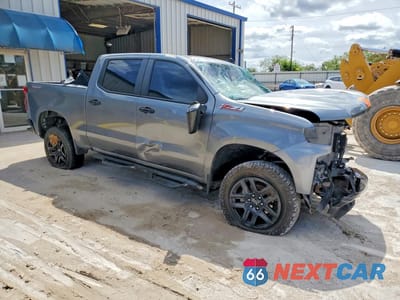 Czwarte zdjęcie samochodu z boku: 2021 CHEVROLET SILVERADO K1500 LT TRAIL BOSS VIN:3GCPYFED1MG458850 - miniatura
