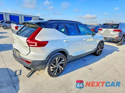 Trzecie zdjęcie samochodu z tyłu: 2022 VOLVO XC40 T5 R-DESIGN VIN:YV4162UM3N2772920 - miniatura