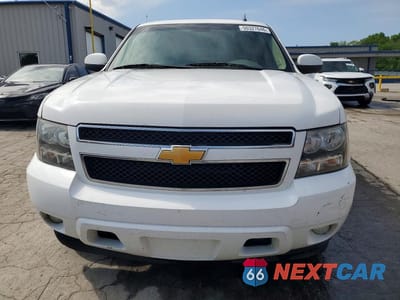 Piąte zdjęcie samochodu w środku: 2013 CHEVROLET SUBURBAN C1500 LT VIN:1GNSCJE03DR103811 - miniatura