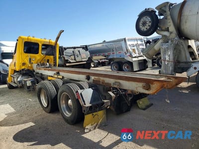 Trzecie zdjęcie samochodu z tyłu: 2011 FREIGHTLINER CASCADIA ROLL-OFF CONTAINER TRUCK VIN:1FUJGEDV6BSAX7106 - miniatura