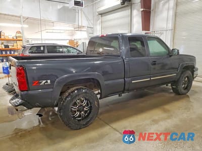 Trzecie zdjęcie samochodu z tyłu: 2004 CHEVROLET SILVERADO K1500 VIN:2GCEK19T241240020 - miniatura