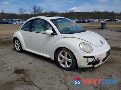 Czwarte zdjęcie samochodu z boku: 2008 VOLKSWAGEN NEW BEETLE TRIPLE WHITE VIN:3VWFG31CX8M510779 - miniatura