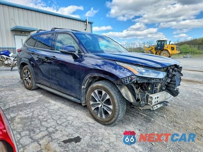 Czwarte zdjęcie samochodu z boku: 2021 TOYOTA HIGHLANDER XLE VIN:5TDHZRBH3MS160666 - miniatura