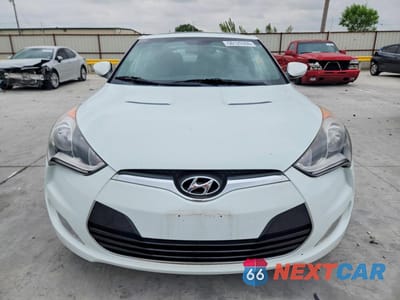 Piąte zdjęcie samochodu w środku: 2013 HYUNDAI VELOSTER BASE VIN:KMHTC6AD7DU101328 - miniatura