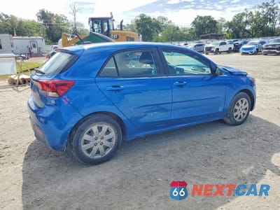 Trzecie zdjęcie samochodu z tyłu: 2022 KIA RIO 5-DOOR S VIN:3KPA25AD1NE441650 - miniatura