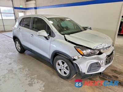 Czwarte zdjęcie samochodu z boku: 2020 CHEVROLET TRAX LS VIN:KL7CJKSB2LB038131 - miniatura