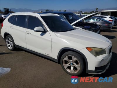 Czwarte zdjęcie samochodu z boku: 2015 BMW X1 SDRIVE28I VIN:WBAVM1C54FVW56833 - miniatura