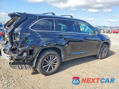 Trzecie zdjęcie samochodu z tyłu: 2017 TOYOTA HIGHLANDER XLE VIN:5TDJZRFH1HS445853 - miniatura