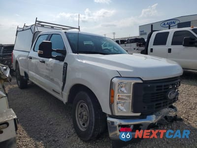 Czwarte zdjęcie samochodu z boku: 2023 FORD F350 SUPER DUTY VIN:1FT8W3AT7PEC75860 - miniatura