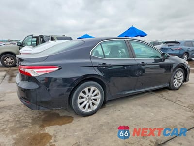 Trzecie zdjęcie samochodu z tyłu: 2018 TOYOTA CAMRY LE VIN:4T1B11HK9JU561935 - miniatura